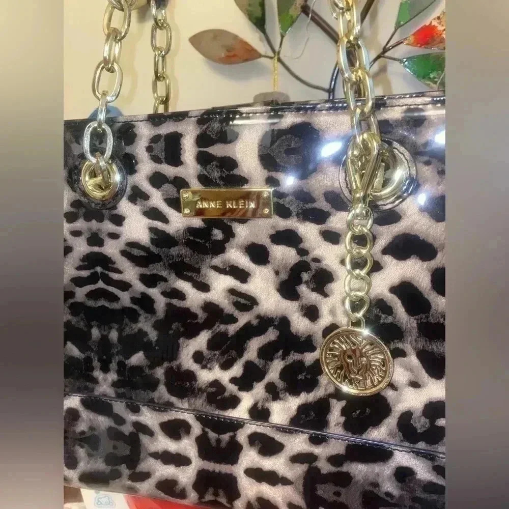 ๐ lacquered bag by Anne Klein ๐ซ New Clean Condition ๐ธ - Picture 2 of 7